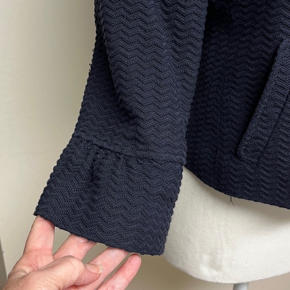Ann Taylor Navy Jacket, EUC, sz 0, P-P 18”,
No pulls, long sleeve flair hem - Picture 4 of 9